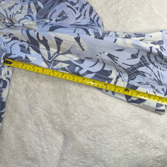 Gloria Vanderbilt Floral Capri Snap Button Drawstring Pants in Blue and White - Picture 3 of 7